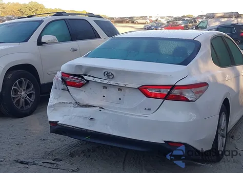 2018 Toyota Camry Le из США, поврежденный, VIN 4T1B11HK2JU563414